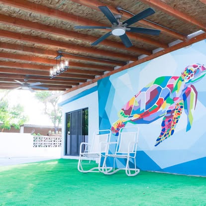 Área común techada con mural de tortuga marina