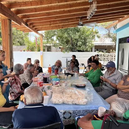 Convivencia al aire libre con residentes y personal
